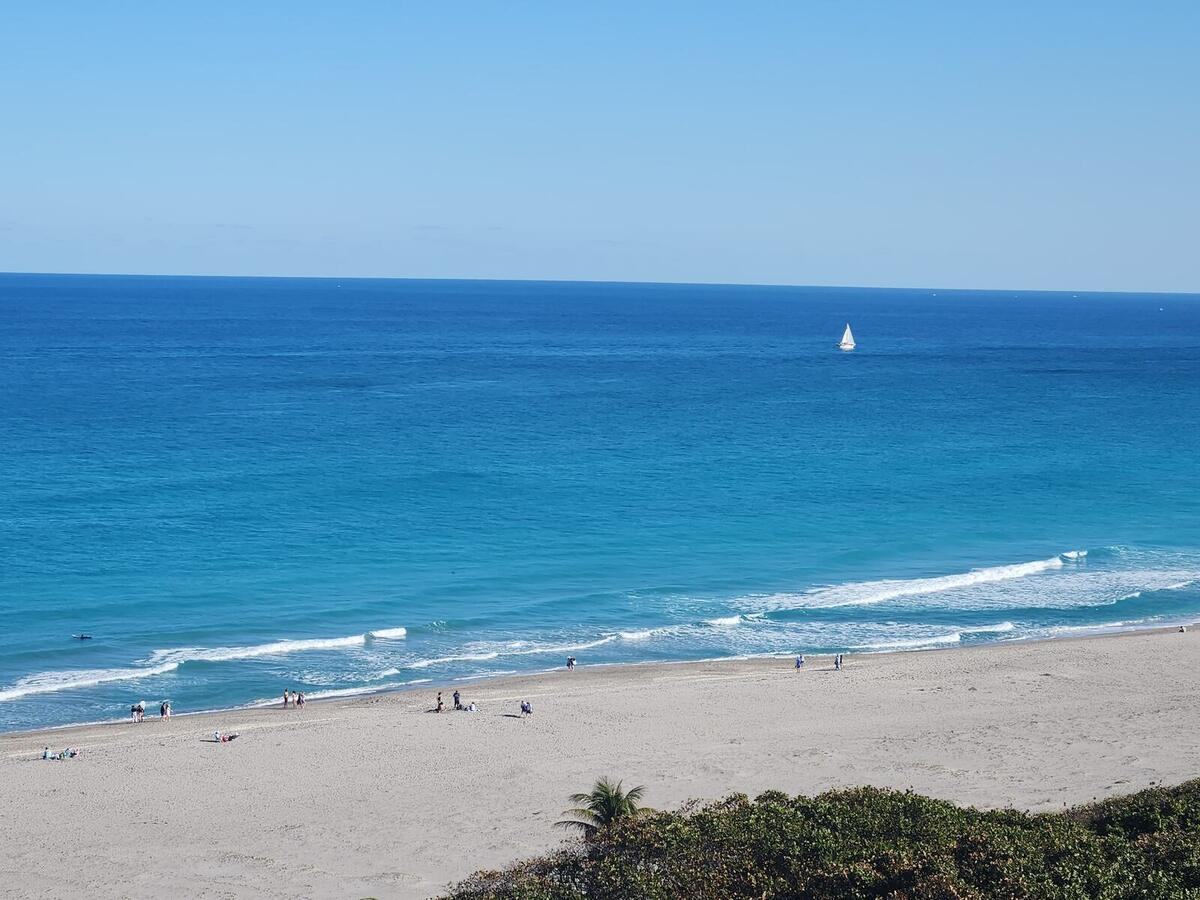 Turquoise water at Jupiter Beach