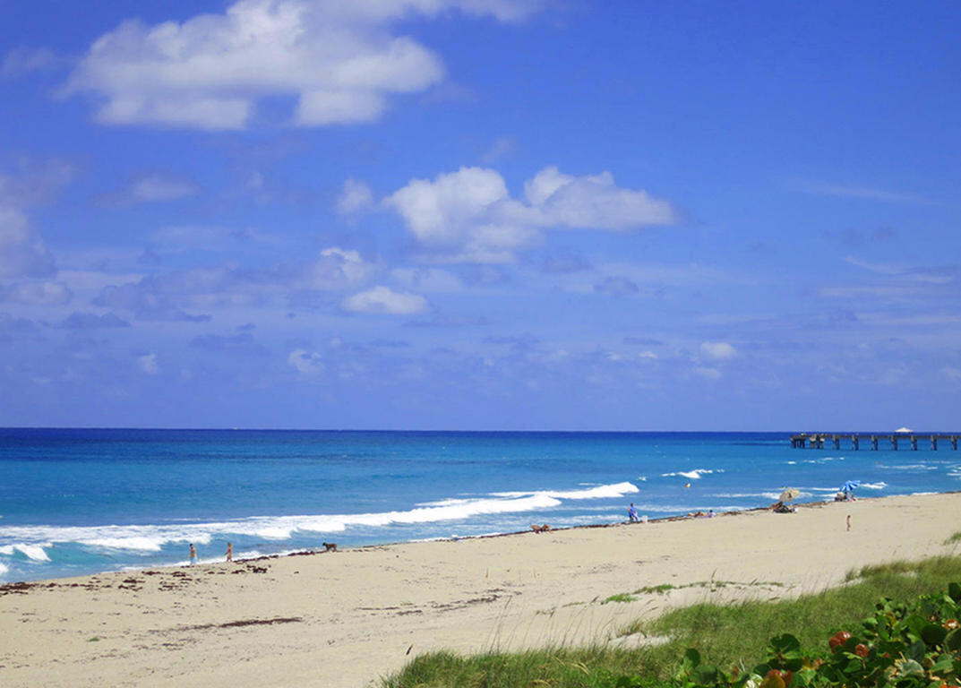 Wide sandy beach near Juno Beach Park