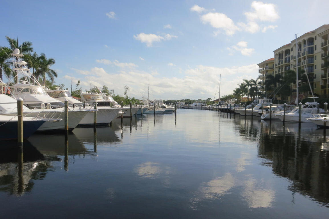 Boats at the Jupiter Yacht Club marina